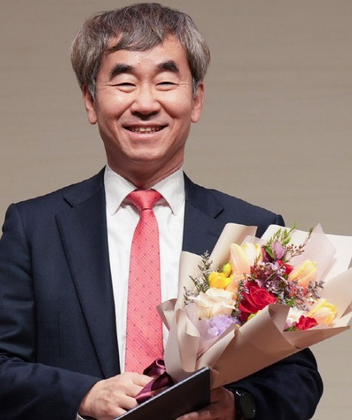 (제51대 회장으로 당선된 윤철호 사회평론 대표, 사진제공:대한출판문화협회)