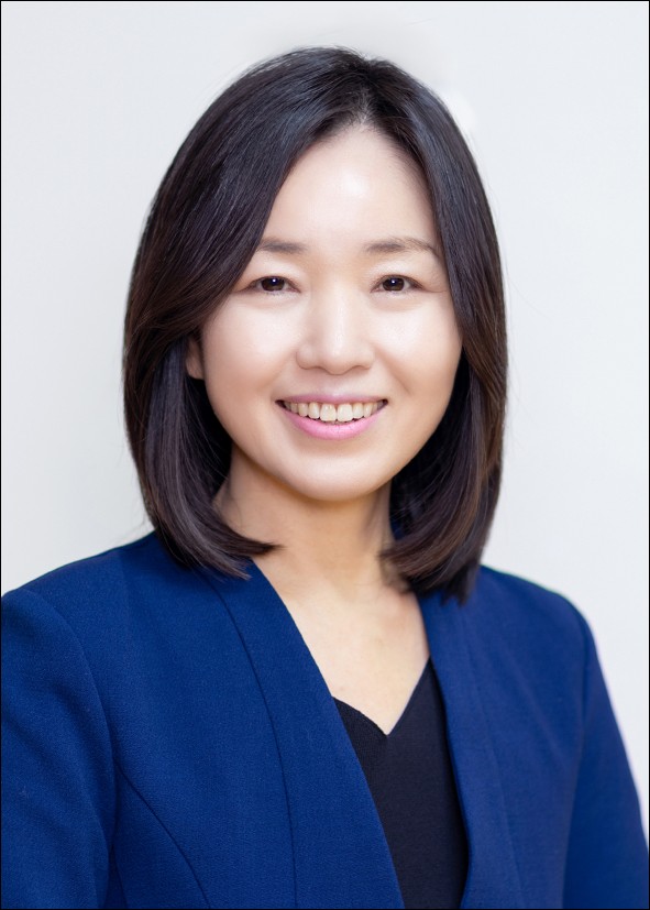 **정윤희 (책문화생태학자, 문학 박사)문화콘텐츠 및 문화정책 전문가로 글을 쓰고 강의를 하고 있다. 현재 사회적기업 책문화네트워크 대표이며, 출판저널 발행인 겸 편집인이다. 건국대와 세명대에서 겸임교수로 강의를 했으며, 제6기 대통령 소속 국가도서관위원회 위원을 지냈다. 