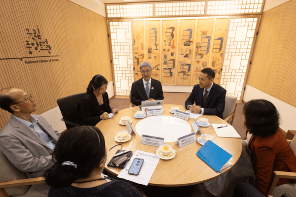국립중앙도서관 김희섭 관장과 중국국가도서관 왕샤오둥 당위원회 부서기가 양국 도서관 대표단과 함께 환담을 나누고 있다. (사진제공=국립중앙도서관)