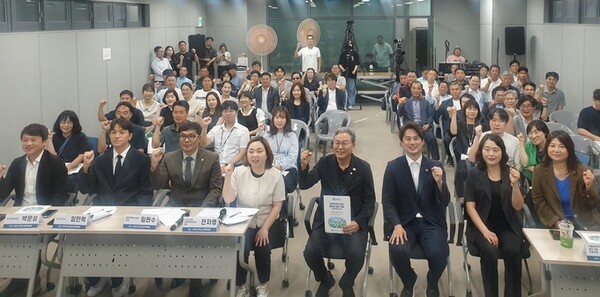 8월 28일 용인미르스타디움 인터뷰실에서 열린 용인시민축구단 추진 쟁점과 향후 전망 정책토론회 참석자들