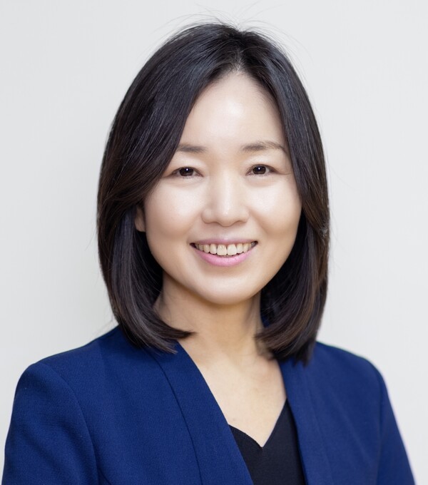 정윤희 책문화네트워크 대표, 문화평론가, 책문화생태학자로서 문화정책을 연구하고 칼럼을 쓴다.  성균관대학교에서 언론학 석사, 건국대에서 문화콘텐츠 전공으로 문학 박사학위를 받았다. 저서로 '생태적 글쓰기를 하는 마음', '문화민주주의 실천과 가능성', '책문화생태론' 등이 있다.