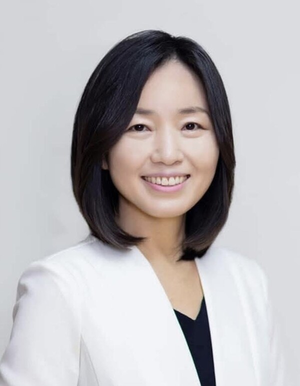 정윤희 / 사회적기업 책문화네트워크 대표, 책문화생태학자, 문화평론가로 활동하고 있다. 언론학 석사, 문화콘텐츠 전공으로 박사학위를 받았다.  제6기 대통령소속 국가도서관위원회 위원 등을 지냈다. 그동안 쓴 책으로 '생태적 글쓰기를 하는 마음', '문화민주주의 실천과 가능성', '책문화생태론' 등이 있다. 