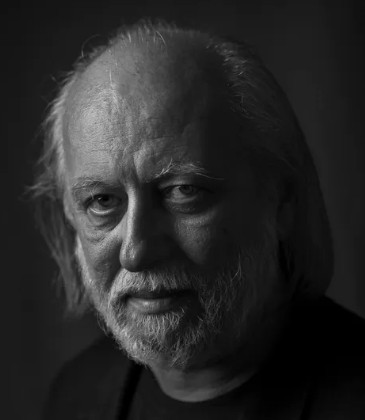 라슬로 크라스나호르카이는 1954년 헝가리의 유대계 가정에서 태어났다. 대학에서 법학과 헝가리 문학을 전공했고, 출판사에서 편집자로 일하기도 했다. 학위를 얻은 그는 전업 작가의 길을 택한다. (사진=나무위키)