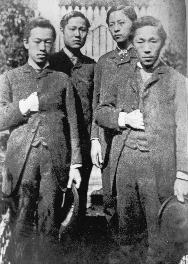 1884년 12월 4일 갑신정변(1884년 12월 4일부터 1884년 12월 6일)이 일어났다. 갑신정변을 일으킨 주요 인물들. 좌측부터 박영효, 서광범, 서재필, 김옥균. 우정국 개국 축하 만찬회가 있던 날 갑신정변을 일으켰다. 김옥균 34세, 서광범 26세, 박영효 24세, 서재필 21세였다. 사진엔 없지만 홍영식은 30세였다. (사진=위키피디아)