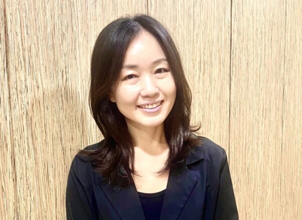 정윤희 / 문화평론가, 책문화생태학자. 사회적기업 책문화네트워크 대표, 출판저널 발행인이다. 언론학 전공으로 석사, 문화콘텐츠 전공으로 박사학위를 받았다.  저서로 '생태적 글쓰기를 하는 마음', '문화민주주의 실천과 가능성', '책문화생태론' 등이 있다. 