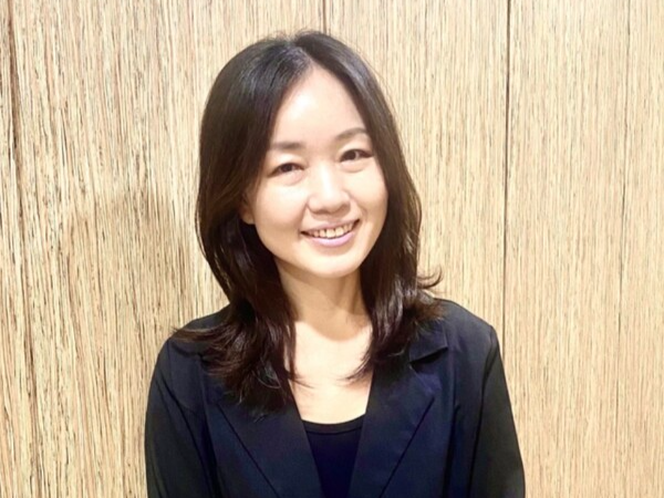 정윤희 / 문화평론가, 책문화생태학자. 사회적기업 책문화네트워크 대표, 출판저널 발행인이다. 언론학 전공으로 언론학 석사, 문화콘텐츠 전공으로 문학박사 학위를 받았다.  저서로 '생태적 글쓰기를 하는 마음', '문화민주주의 실천과 가능성', '책문화생태론' 등이 있다. 