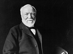 앤드루 카네기(Andrew Carnegie, 1835년 11월 25일 ~ 1919년 8월 11일)는 미국의 철강 재벌이다. 뉴욕에 900만 달러를 기부해 공공도서관을 세운 것을 시작으로 전 세계에 2509개의 도서관을 지었고 미국의 과학 발전을 위해 카네기 멜런 대학의 전신인 카네기 과학연구원과 기술원을 설립했는데 시카고 대학 등 12개 종합대학과 12개 단과대학을 지어 사회에 기증했으며 각종 문화예술 분야에 거액을 쾌척했다. (사진=위키피디아)