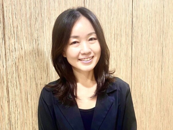 정윤희 / 문화평론가, 책문화생태학자. 사회적기업 책문화네트워크 대표, 출판저널 발행인이다. 언론학 전공으로 언론학 석사, 문화콘텐츠 전공으로 문학박사 학위를 받았다.  저서로 '생태적 글쓰기를 하는 마음', '문화민주주의 실천과 가능성', '책문화생태론' 등이 있다. 