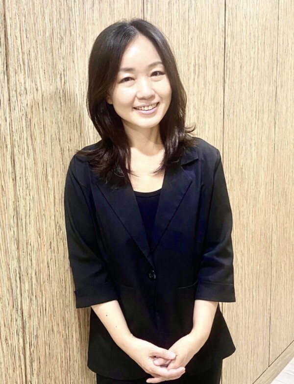 정윤희 / 문화평론가, 책문화생태학자. 창간 38주년 '출판저널' 편집장이다. 언론학 전공으로 언론학 석사, 문화콘텐츠 전공으로 문학박사 학위를 받았다.  저서로 '생태적 글쓰기를 하는 마음', '문화민주주의 실천과 가능성', '책문화생태론' 등이 있다. 