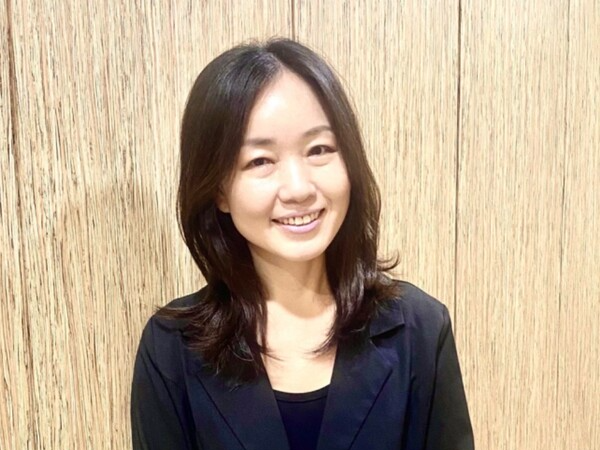 정윤희 / 책문화생태학자, 문화평론가. 책문화네트워크 대표, 출판저널 발행인 겸 편집장이다. 언론학 전공으로 언론학 석사, 문화콘텐츠 전공으로 문학박사 학위를 받았다.  저서로 '생태적 글쓰기를 하는 마음', '문화민주주의 실천과 가능성', '책문화생태론' 등이 있다. 