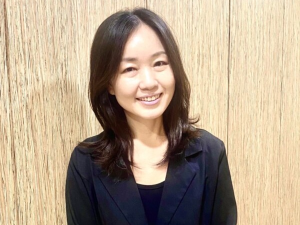 정윤희 / 책문화생태학자, 문화평론가. 책문화네트워크 대표, 출판저널 발행인 겸 편집장이다. 언론학 전공으로 언론학 석사, 문화콘텐츠 전공으로 문학박사 학위를 받았다.  저서로 '생태적 글쓰기를 하는 마음', '문화민주주의 실천과 가능성', '책문화생태론' 등이 있다.